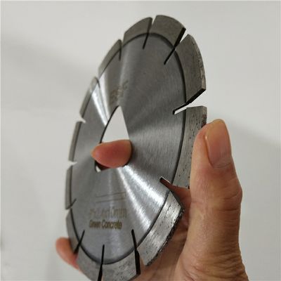 10インチのSoffの切口のダイヤモンドのコンクリートは三角形の内部の穴が付いている鋸歯を