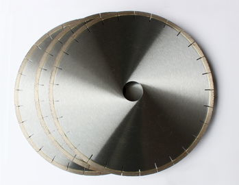 400mm Porcelianのセラミック タイルは鋸歯銀によって溶接されたJスロット ダイヤモンドのタイルの刃を